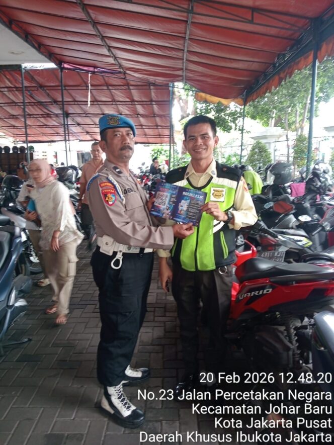 
					Propam Turun Langsung!, Polsek Johar Baru Sebar Brosur Pengaduan Cepat Cegah Penyalahgunaan Wewenang