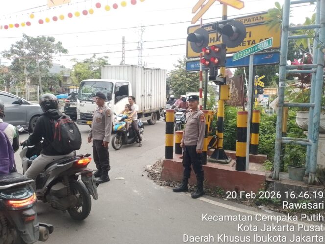 
					Berikan Keamanan dan Kelancaran, Kapolsek Johar Baru Turun Langsung Cek Pengaturan Lalu Lintas Sore Hari di Titik Rawan