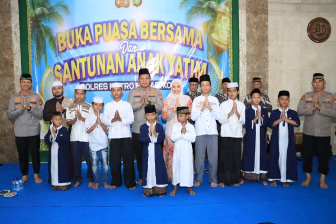 
					Buka Puasa Bersama dan ‘Commander Wish’, Kapolres Metro Bekasi Kota Ajak Personel Jaga Kamtibmas Ramadhan dengan Ikhlas