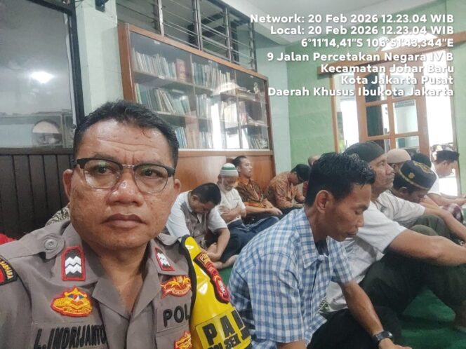 
					Pererat Silaturahmi dan Jaga Kamtibmas, Polsek Johar Baru Sholat Jum’at Bersama Warga di Masjid Izul Islam