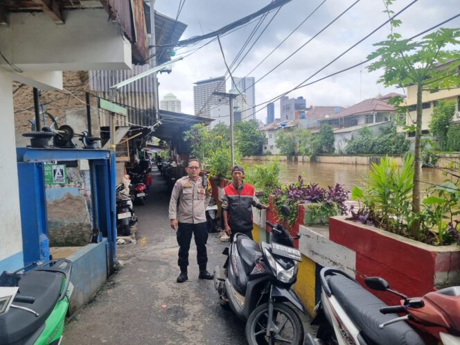 
					Bhabinkamtibmas Karet Tengsin Lakukan Monitoring Debit Air Kali Krukut, Pastikan Permukiman RW 07 Aman