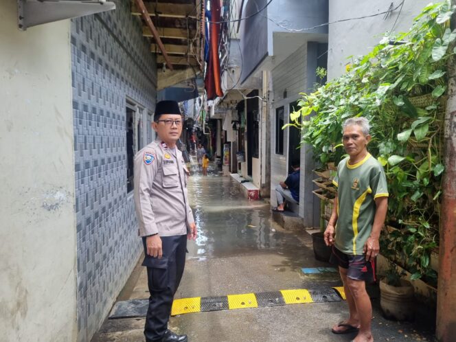 
					Bhabinkamtibmas Karet Tengsin Monitoring Genangan Air di Bantaran Kali Krukut, Pastikan Keselamatan Warga