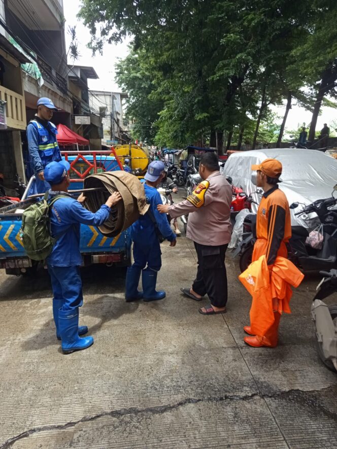 
					Bhabinkamtibmas Petamburan Intensif Monitoring Genangan Air, Debit Berangsur Menurun