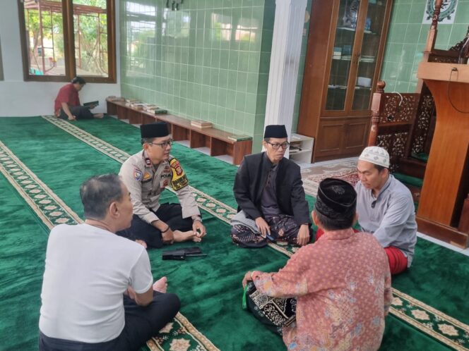 
					Bhabinkamtibmas Karet Tengsin Perkuat Silaturahmi dan Sampaikan Pesan Kamtibmas Usai Sholat Jumat di Masjid Al-Furqon