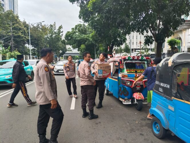 
					Polsek Sawah Besar Bagikan Takjil Gratis , Wujud Kepedulian Polisi di Bulan Ramadhan