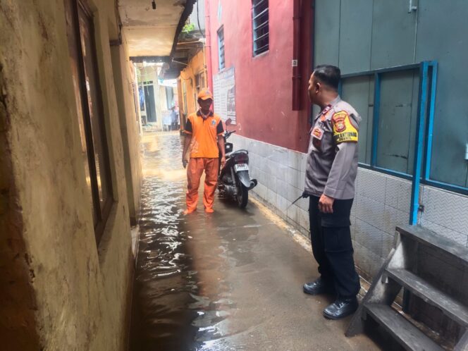
					Bhabinkamtibmas Benhil Respons Cepat Luapan Kali Krukut, Genangan Berangsur Surut