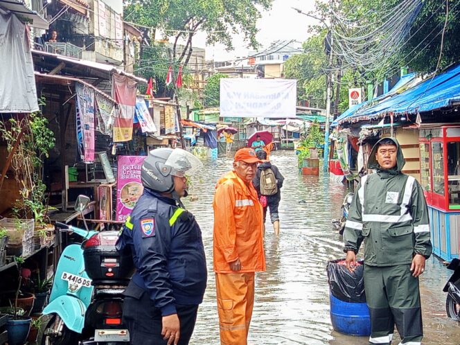 
					Bhabinkamtibmas Petamburan Monitoring Genangan Air, Polisi Hadir Pastikan Keselamatan Warga
