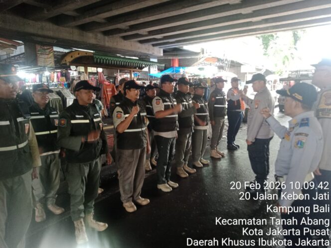 
					Ciptakan Kamtibmas Kondusif Ramadhan, Aparat Gabungan Tertibkan Kawasan Tanah Abang