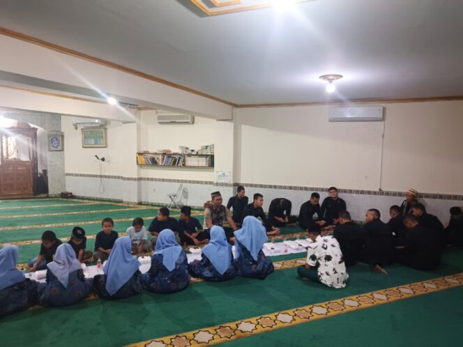 
					Brimob Metro Jaya Tebar Kepedulian, Gelar Buka Puasa Bersama dan Santunan Anak Yatim