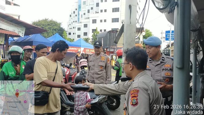 
					Polsek Metro Menteng Tebar Kepedulian Ramadhan, Bagikan Nasi Siap Saji Untuk Warga Cikini