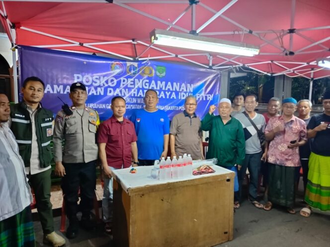 
					Polisi dan Tiga Pilar Sambangi Posko Pengamanan Ramadhan RW 07 Galur