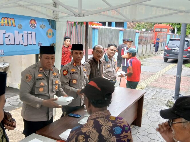 
					Polsek Senen Berbagi Takjil di Depan Mako, Ratusan Paket Dibagikan untuk Warga
