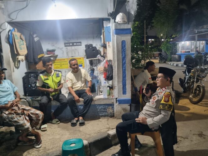 
					Bhabinkamtibmas Karet Tengsin Hadir di Tengah Warga, Patroli Dini Hari di Rusun Karet