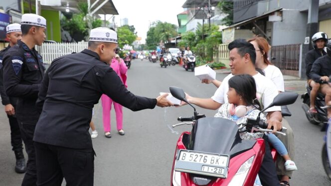 
					Brimob Polda Metro Jaya Bagi Takjil untuk Warga di Depan Mako Gegana