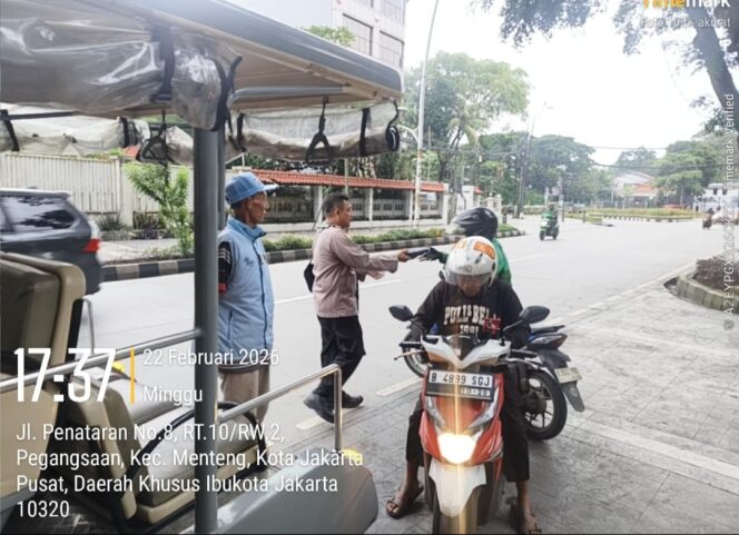 
					Polsek Metro Menteng Tebar Berkah Ramadan, Bagikan 70 Nasi Siap Saji Untuk Warga Pegangsaan