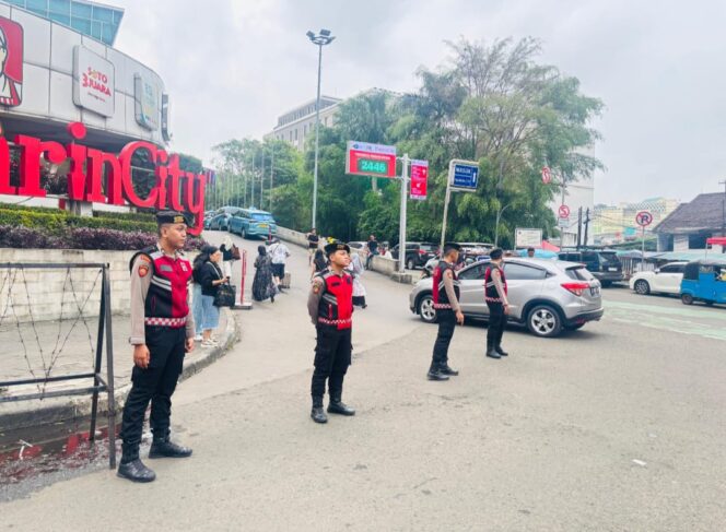 
					Berikan Rasa Aman Selama Ramadhan, 15 Personel Gabungan Laksanakan Pengaturan Lalin Sore Hari di Kawasan Thamrin City dan Sekitarnya
