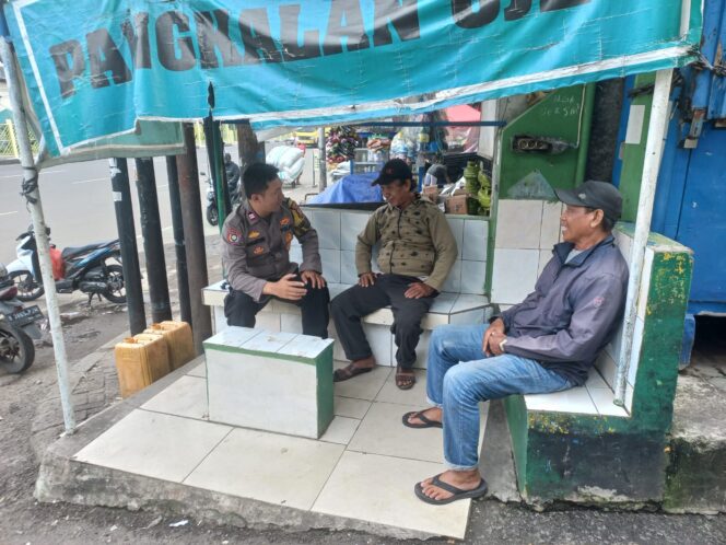 
					Bhabinkamtibmas Kebon Kacang Sambangi Pangkalan Ojek RW 06, Sampaikan Imbauan Tertib Berlalu Lintas