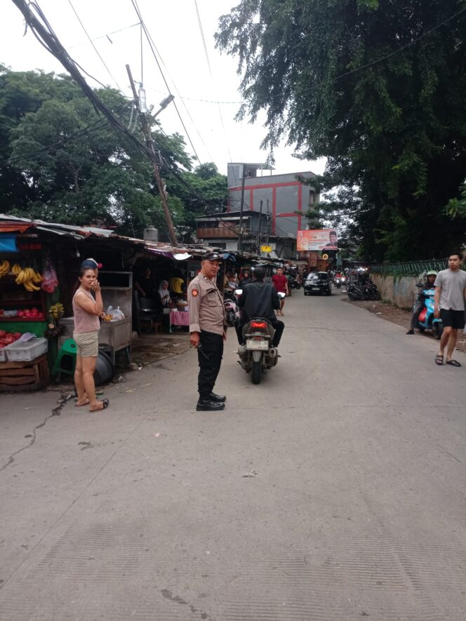 
					Personel Polsek Metro Tanah Abang Laksanakan Pengaturan Lalin Sore Hari di Titik Rawan Macet Pasar Pintu Air Petamburan