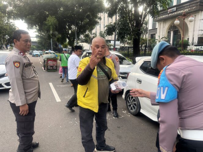 
					POLRI PEDULI BAGIKAN TAKJIL GRATIS UNTUK PENGGUNA JALAN DI SAWAH BESAR