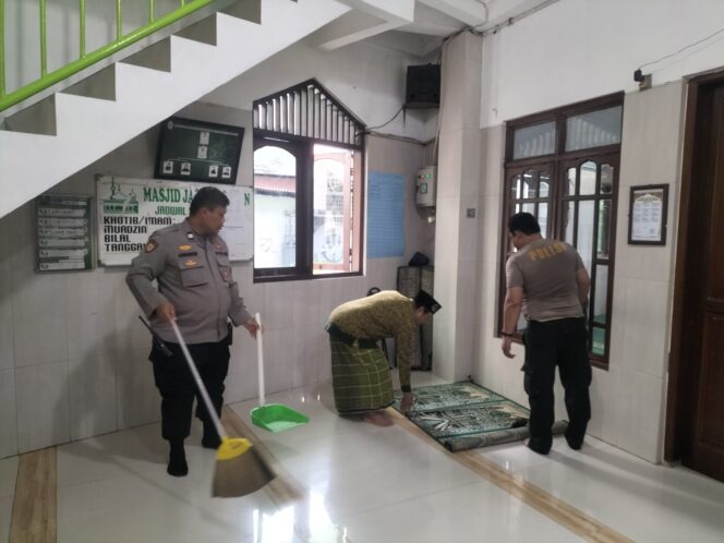 
					Polri Bersihkan Masjid Jami Ali Imron Kartini” Jelang Buka Puasa melalui Program Bang Jasri