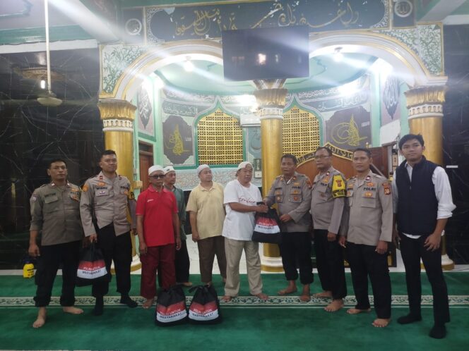 
					Ramadhan Peduli, Bang Jasri Polsek Johar Baru Bersihkan Masjid dan Salurkan Sembako di Tanah Tinggi