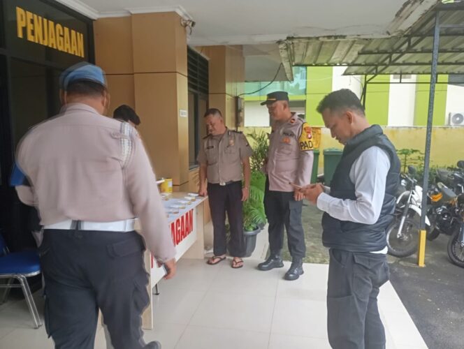 
					Polsek Johar Baru Laksanakan Tes Urine Mendadak, Pastikan Personel Bebas Narkoba
