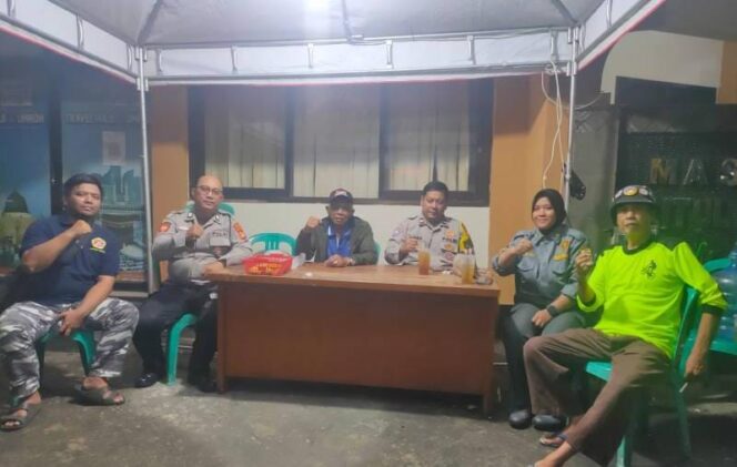 
					Pos Pantau Ramadan, Polisi dan Warga Bersinergi Jaga Keamanan di Jalan Mardani Raya