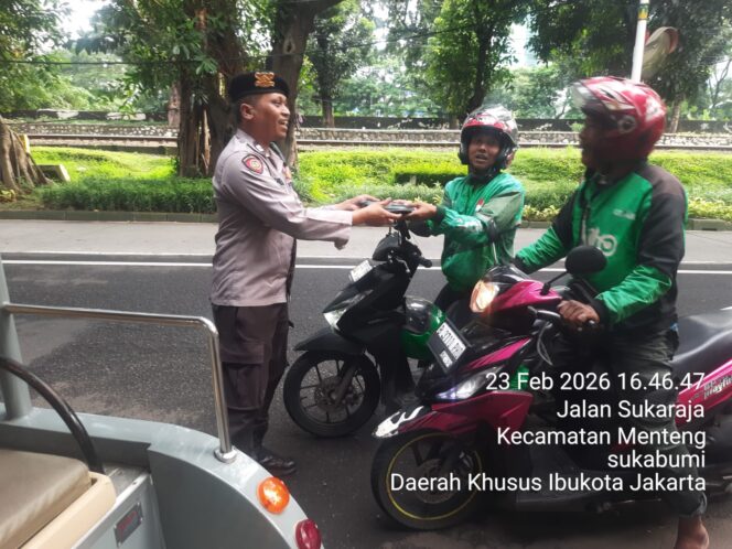 
					Jelang Buka Puasa, Polsek Metro Menteng Berbagi Nasi Siap Saji Untuk Masyarakat