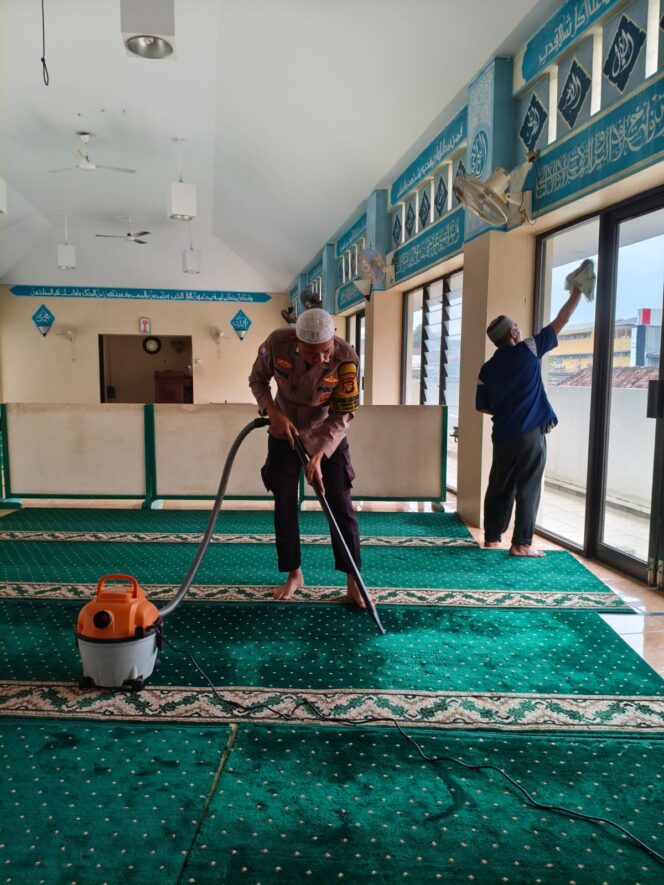 
					Bangun Kedekatan dengan Warga, Bhabinkamtibmas Kebon Melati Bersihkan Masjid Istiqomah di Bulan Ramadhan