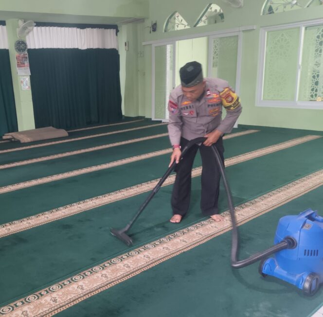 
					Perkuat Sinergitas dengan Tokoh Agama, Bhabinkamtibmas Benhil Gelar Bersih-Bersih di Masjid Al Ishlah di Bulan Ramadhan