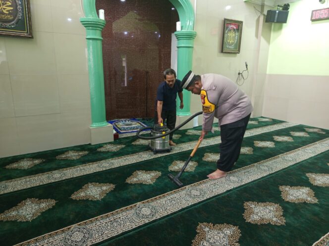 
					Sambut Ramadhan, Bhabinkamtibmas Petamburan Gelar Kerja Bakti di Masjid Al Hidayah