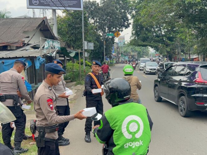 
					Brimob Polda Metro Jaya Berbagi Takjil, Pengguna Jalan di Ciputat Sambut Hangat