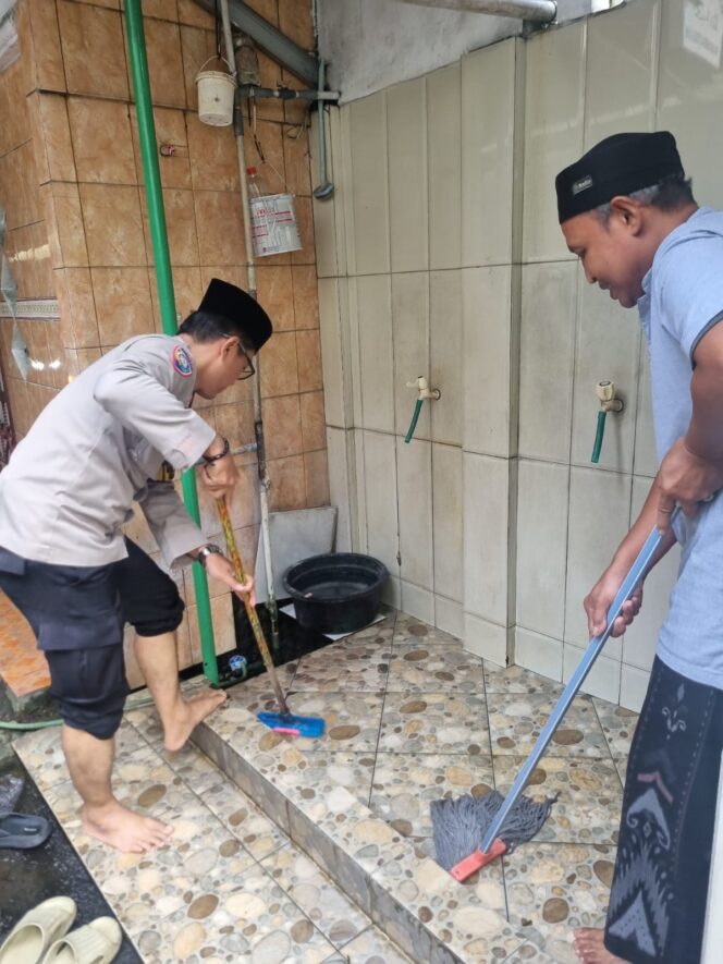 
					Polri Hadir Lewat Bang Jasri, Bhabinkamtibmas Karet Tengsin Bersihkan Masjid Jami Mahabbatillah Jelang Ramadhan