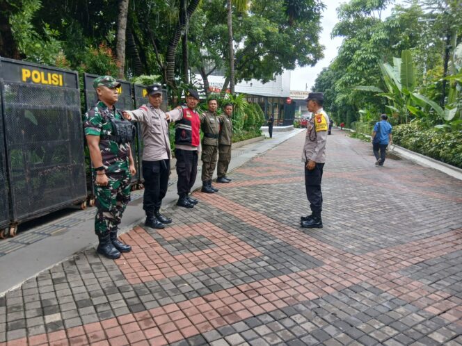 
					Rencana Aksi Unjuk Rasa di Gedung Kemensos Dibatalkan, Polisi Tetap Siaga