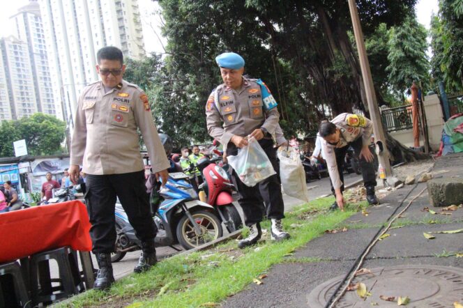
					Bang Jasri Polri Hadir di Kemayoran, Aksi Bersih Masjid di Bulan Suci