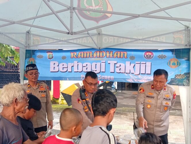 
					Polsek Senen Bagikan Takjil ke Warga dan Pengguna Jalan, Program “POLRI Berbagi” di Bulan Ramadan