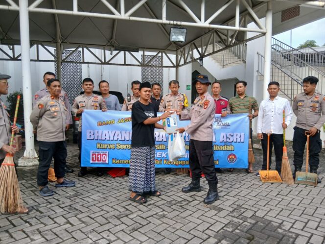 
					Bhayangkara Jakarta Asri, Polres Metro Jakpus Bersih-bersih dan Serahkan Bantuan di Masjid At Taufiq Senen