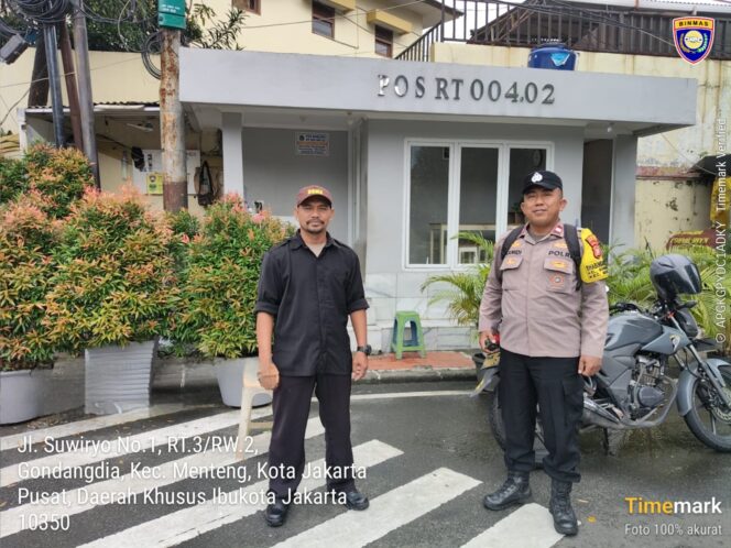 
					Perkuat Keamanan Lingkungan, Bhabinkamtibmas Gondangdia Sambangi Satkamling Jalan Sawo