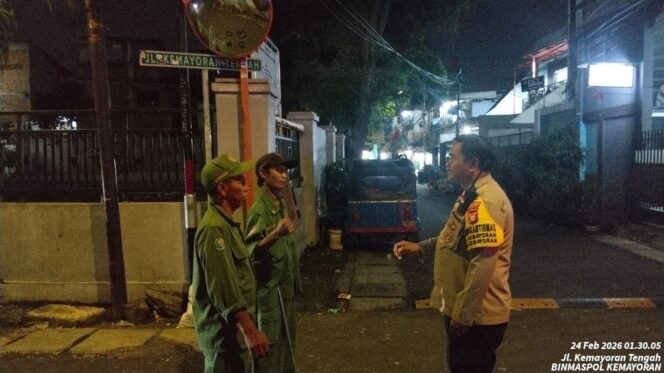 
					Pengabdian Tanpa Lelah di Bulan Ramadan, Polri Sambangi Satkamling Kemayoran