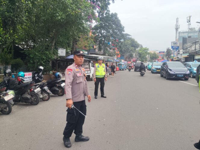 
					Personel Polri Amankan dan Atur Lalin Bazar Takjil Ramadhan Hari Ke-6 di Pasar Benhil
