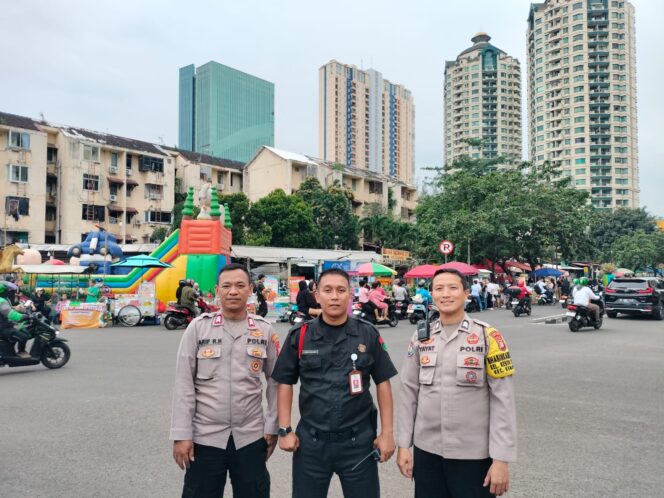 
					Polri Hadir di Tengah Keramaian Ramadan, Jaga Kenyamanan Warga dan Pedagang