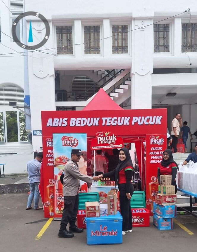 
					Ramadhan Damai, Polisi Hadir di Tengah Keramaian Pasar Tumpah Masjid Cut Mutia