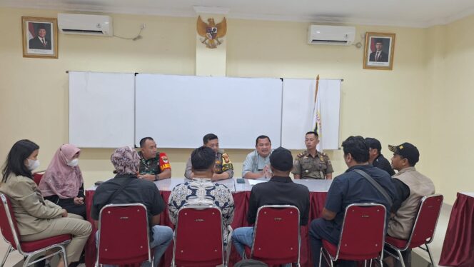 
					Bhabinkamtibmas Kelurahan Gelora Hadiri Rapat Koordinasi Dan Pengarahan Fkdm Periode 2026–2031, Perkuat Sinergitas Tiga Pilar