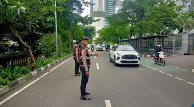 
					Polri Gelar Strong Point Sore Hari di Bulan Ramadhan Hari Ke-6, Urai Kemacetan di Kawasan Thamrin City