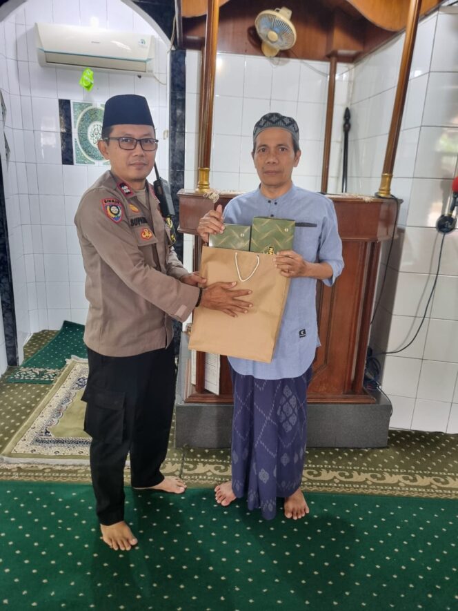 
					Polri Hadir di Tengah Masyarakat, Bhabinkamtibmas Karet Tengsin Kunjungi dan Serahkan Sarana Kontak di Masjid Jami Mahabbatollah