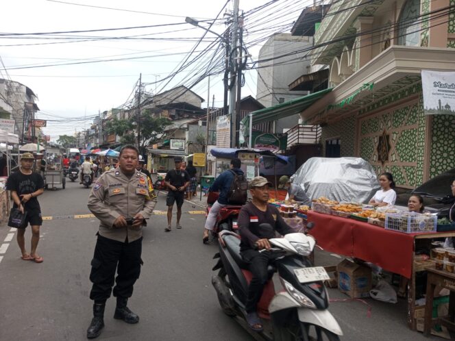 
					Bhabinkamtibmas Karang Anyar Monitoring Pasar Tumpah Jelang Berbuka, Antisipasi Curanmor