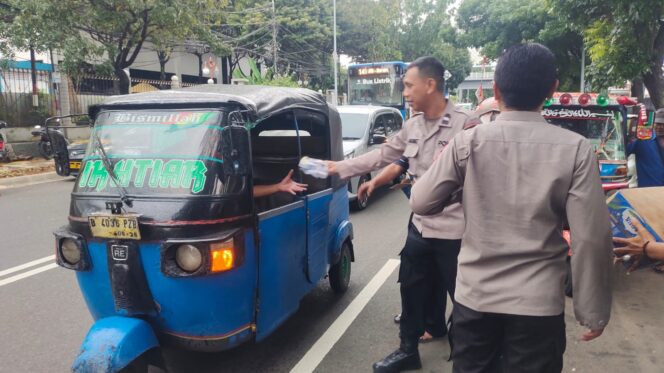 
					Polri Peduli Polsek Sawah Besar Bagikan Takjil Gratis untuk Warga Jelang Magrib