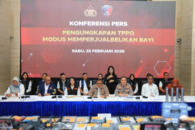 
					Polri Bongkar Jaringan Nasional Perdagangan Bayi, 12 Tersangka Ditangkap dan 7 Bayi Diselamatkan