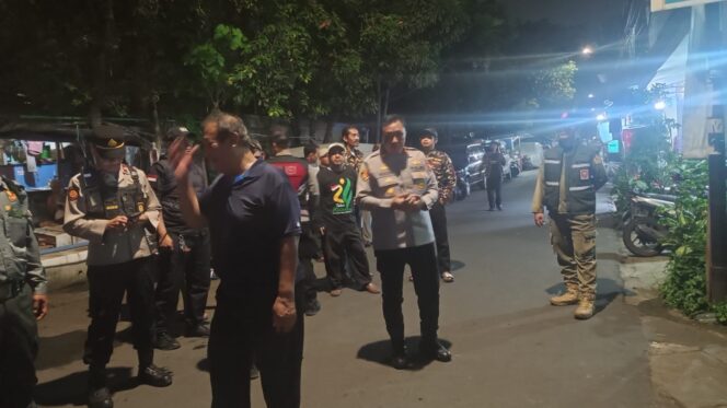
					Patroli Jalan Kaki Antisipasi Tawuran di Paseban, Kapolsek Senen Pastikan Wilayah Aman Kondusif