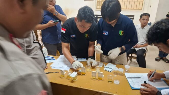 
					Langkah Nyata Polsek Kemayoran, Tes Urine Internal Pastikan Personel Bersih Narkoba